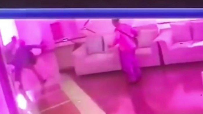 Rekaman CCTV aksi penusukan Plt Kepala Dinas Parekraf DKI Gumilar Ekalaya di kantornya di Jakarta Selatan, Rabu (10/2/2021).