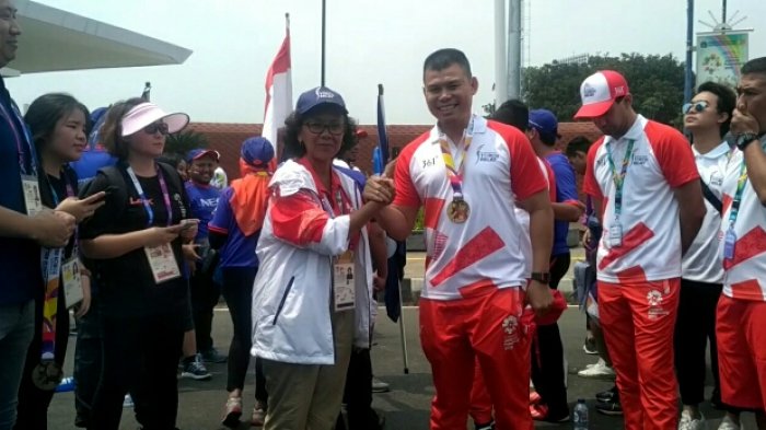 Chris John saat memperoleh medali usai torch relay di Gate 1, GBK, Sabtu (18/8/2018).