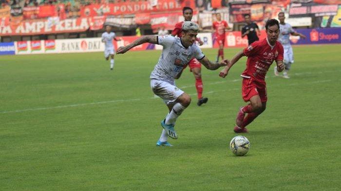 Ciro Alves (kiri) dan Novri Setiawan (kanan) dalam laga Persija Jakarta kontra Tira-Persikabo, di Stadion Patriot Chandrabhaga, Kota Bekasi, Minggu (3/11/2019).