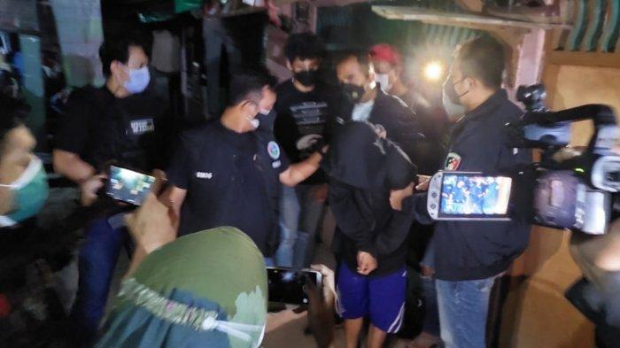 Kasat Narkoba Polres Metro Tangerang Kota, AKBP Pratomo Widodo yang menggelandang RA bandar narkoba milik Coki Pardede di Jalan Subandi RT 05/05, Kelurahan Pabuaran, Kecamatan Karawaci, Kota Tangerang, Jumat (3/9/2021)malam.