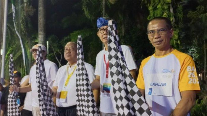 (Kanan-kiri) Chief Executive Officer Tribun Network, Dahlan Dahi; Co-Chairman Indonesia International Marathon (IIM), Hardjo Supoyo; Ketum KONI Pusat Marciano Norman; dan KONI Provinsi Bali saat hendak mengibarkan bendera start di Grand Inna Bali Beach Hotel, Sanur, Bali, Minggu (26/6/2022).