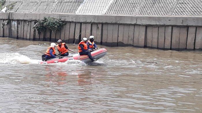 Proses pelatihan evakuasi warga korban banjir yang dilakukan Damkar Jakarta Timur di Kali Ciliwung, Sabtu (14/11/2020).