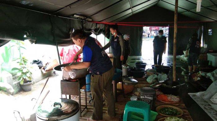 Dapur umum Palang Merah Indonesia (PMI) Kota Tangerang yang dibuka untuk para korban banjir berlokasi di markas utamanya sejak hari ini, Minggu (21/2/2021).