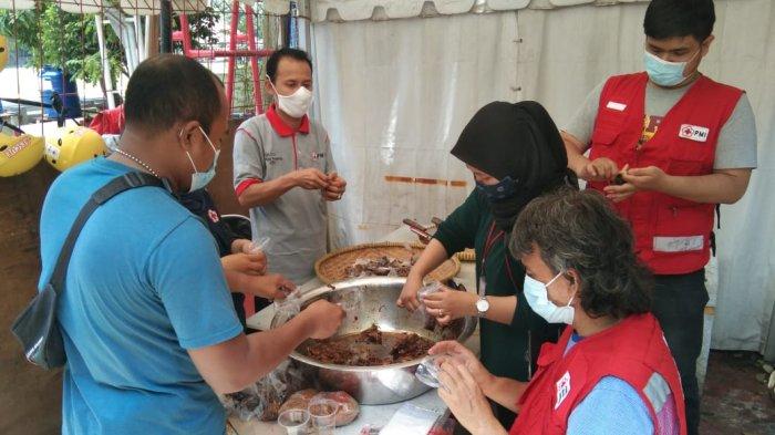 Dapur umum Palang Merah Indonesia (PMI) Kota Tangerang yang dibuka untuk para korban banjir berlokasi di markas utamanya sejak hari ini, Minggu (21/2/2021).