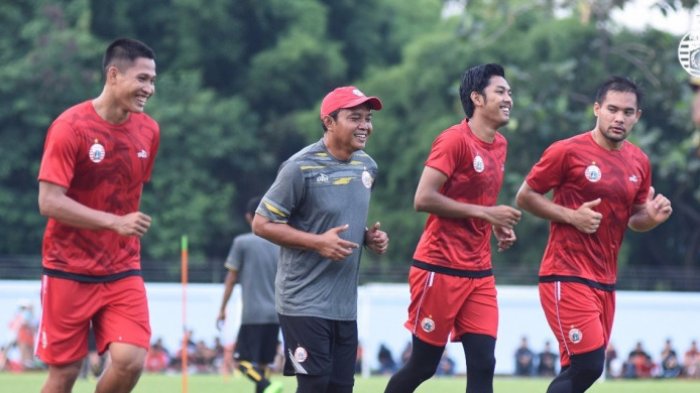 Pelatih kiper Persija Ahmad Fauzi (dua dari kiri) dan tiga kiper yakni Daryono (kiri), Rizky Darmawan (tiga dari kiri), dan Andritany Ardhiyasa (paling kanan). MEDIA PERSIJA JAKARTA