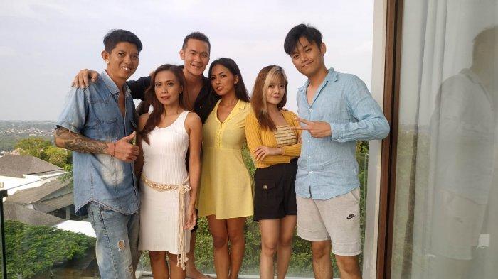 David dan rekan-rekannya seusai shooting pada Senin (8/3/2021).