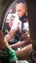 Tangkapan layar video viral debt collector kerubungi mobil yang dikemudikan Serda Nurhadi.