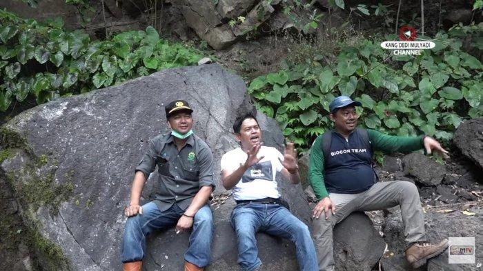 Dedi Mulyadi menjelaskan mitos dan keberadaan Gunung Sanggabuana dalam sejarah Kerajaan Pajajaran saat dirinya duduk di batu besar bekas tempat bertapa Prabu Siliwangi di area Gunung Sanggabuana, Karawang.