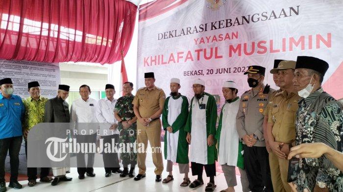 Pelaksana tugas (Plt) Wali Kota Bekasi Tri Adhianto hadir menyaksikan langsung jemaah Khilafatul Muslimin Bekasi Raya membacakan deklarasi setia pada Pancasila dan NKRI di markas mereka di Pekayon Jaya, Bekasi Selatan, Kota Bekasi, Senin (20/6/2022).