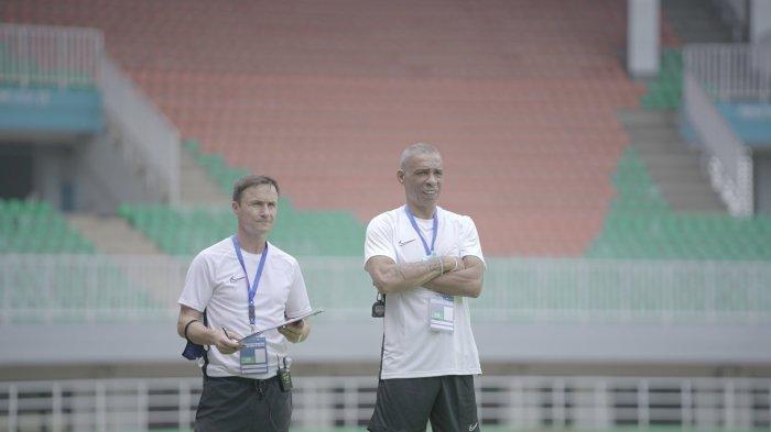 Direktur Sepak Bola Garuda Select, Dennis Wise, dan Pelatih Kepala Garuda Select, Des Walker, memantau seleksi di Stadion Pakansari