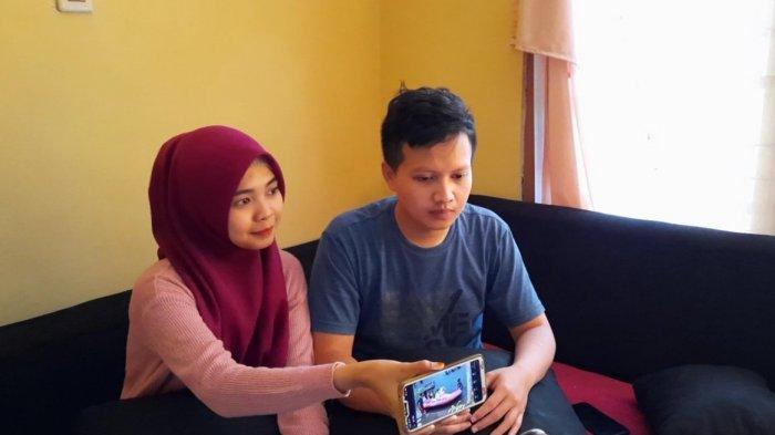 Pasangan pengantin baru Deny Indra Setiardi (28) dan Diana Nabillah (23) yang melangsungkan pernikahan di tengah banjir melanda Perumahan Pondok Hijau Permai, Bekasi, Sabtu (20/2/2021).
