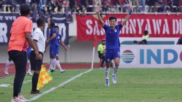 Ekspresi pesepak bola PSIS Semarang, Alfeandra Dewangga setelah mencetak gol ke gawang Persis Solo dalam lanjutan penyisihan grup A Piala Presiden 2022 di Stadion Manahan, Solo, Senin (21/6/2022) sore.