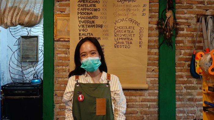 Diah, owner Pulang Ke Rumah Coffee di wilayah Cipayung, Jakarta Timur, Kamis (7/1/2021).