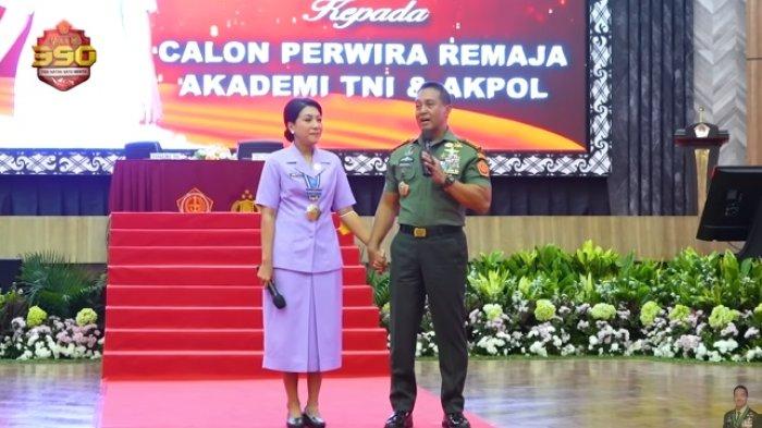 Didampingi sang istri, Panglima TNI Jenderal Andika Perkasa memberikan pembekalan kepada para perwira remaja TNI - Polri sebelum mereka dilantik Presiden Joko Widodo beberapa waktu lalu.