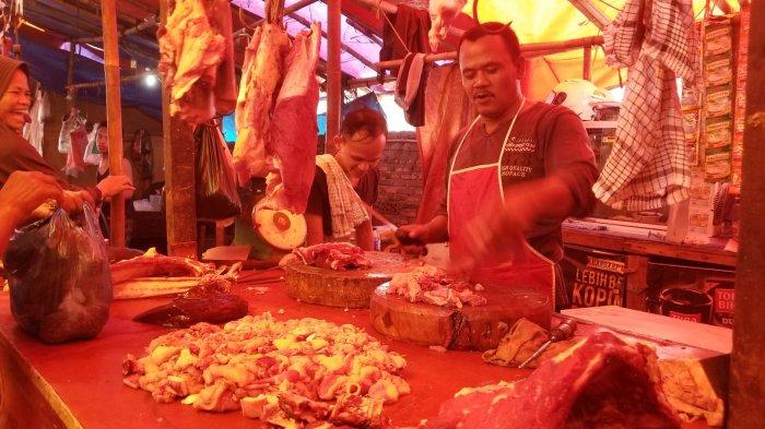 Didid, seorang pedagang daging sapi di Pasar Anyar Tangerang, Senin (3/6/2019).