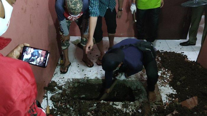 Proses penggalian lubang yang diduga berisi jasad manusia di dalam kontrakan Jalan Kopral Daman, Sawangan, Rabu (18/11/2020).