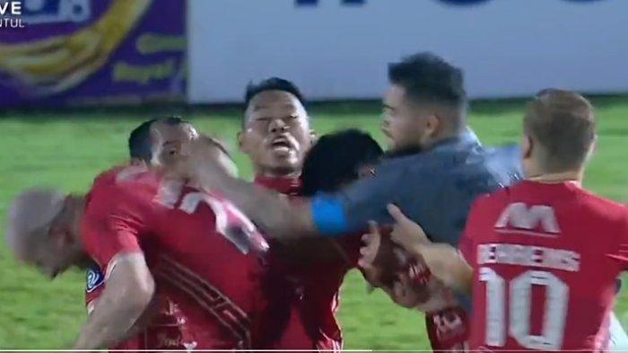 TANGKAP LAYAR - Aksi pemukulan penyerang Persija Jakarta, Michael Krmencik oleh Kapten Borneo FC, Diego Michiels saat Persija menghadapi Borneo FC pada lanjutan Liga 1 2022. Hasil Liga 1 2022, Persija Jakarta menang 1-0 atas Borneo FC pada pekan ke-12 Liga 1 2022-2023 di Stadion Sulta Agung, Bantul, Selasa (6/12/2022).