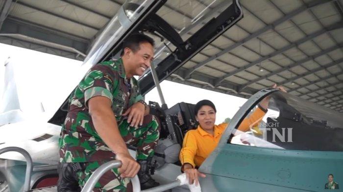 Panglima TNI Jenderal Andika Perkasa dan sang istri berfoto saat menaiki pesawat tempur milik TNI AU.