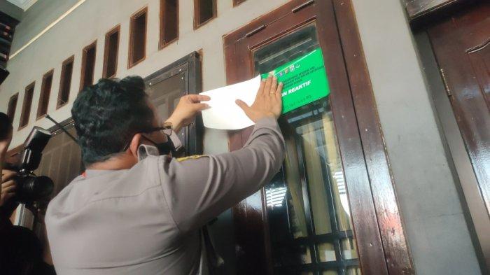 Dirlantas Polda Metro Jaya, Kombes Pol Sambodo Purnomo bersama dr Tirta kunjungi Kampung Tangguh Jaya di Kelurahan/Kecamatan Makasar, Jakarta Timur, Jumat (21/5/2021).