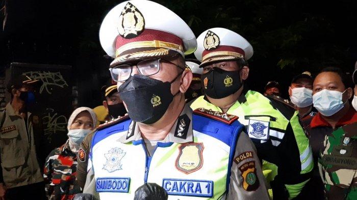 Dirlantas Polda Metro Jaya Kombes Pol Sambodo Purnomo Yogo saat diwawancarai terkait penyekatan di Jalan Kemang Raya, Mampang Prapatan, Jakarta Selatan, Senin (21/6/2021).