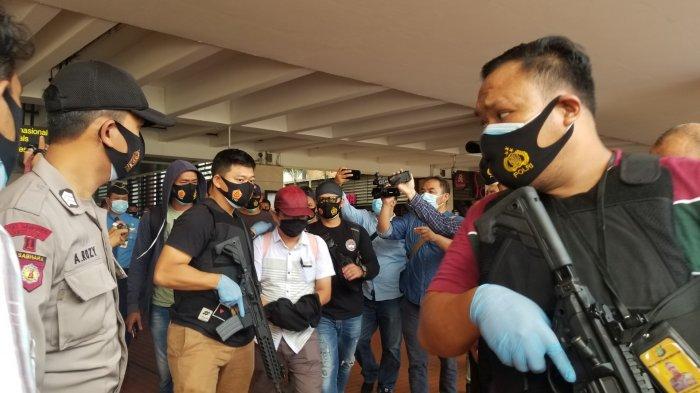 Tersangka dokter mesum, EF, berhasil ditangkap Satreskrim Polresta Bandara Soekarno-Hatta di bilangan Balige, Kabupaten Toba, Sumatera Utara dan sudah mendarat di Terminal 2E Bandara Soekarno-Hatta, Jumat (25/9/2020).