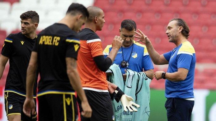 Thomas Doll (kanan) berbicara kepada kiper APOEL Nicosia asal Belanda, Boy Waterman (tengah), selama sesi latihan pada 27 Agustus 2019 di Amsterdam, menjelang pertandingan leg kedua play-off Liga Champions UEFA melawan Ajax Amsterdam.
