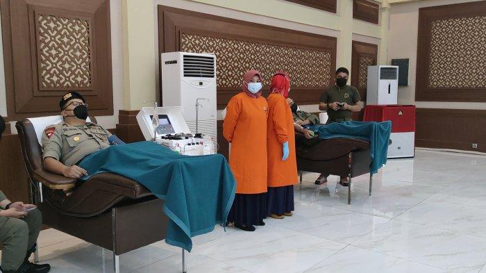Proses donor darah dan plasma konvalesen personel Korps Brimob Polri Kelapa Dua, Cimanggis, Kota Depok.