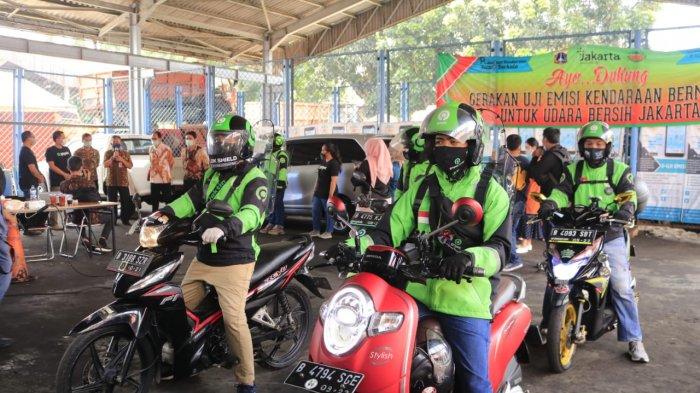 Suasana driver ojol melakukan uji emisi kendaraan gratis di Kantor Lingkungan Hidup DKI Jakarta, Kramat Jati, Jakarta Timur, Kamis (19/11/2020).