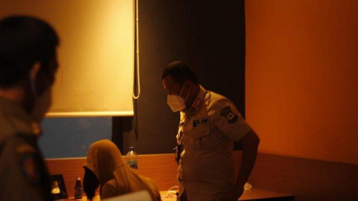 Istimewa
Satpol PP Kota Tangerang menciduk dua wanita open BO di hotel kawasan Tangerang yang sedang melayani pria hidung belang, Jumat (11/6/2021).
Artikel ini telah tayang di TribunJakarta.com dengan judul 2 Wanita Open BO Terciduk Layani Pria Hidung Belang di Hotel Tangerang: Mama Tahu Kerjaan Saya, https://jakarta.tribunnews.com/2021/06/11/2-wanita-open-bo-terciduk-layani-pria-hidung-belang-di-hotel-tangerang-mama-tahu-kerjaan-saya?page=all&_ga=2.201131047.824125979.1623546848-91283085.1591094498.
Penulis: Ega Alfreda
Editor: Erik Sinaga