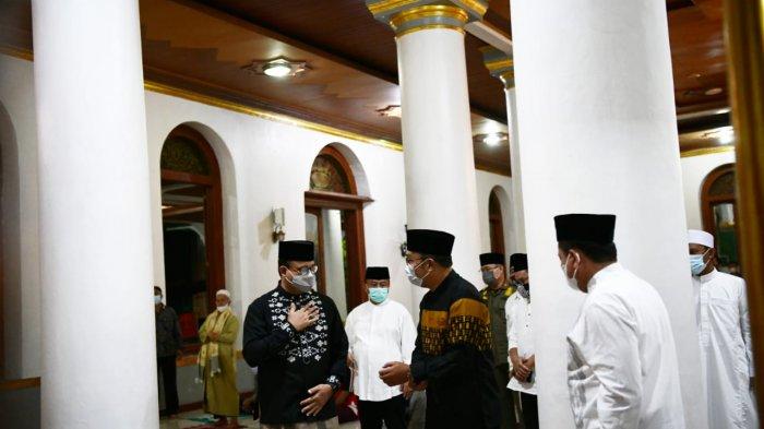 Gubernur DKI Jakarta Anies Baswedan dan Gubernur Jawa Barat Ridwan Kamil saat subuhan bareng di Masjid Agung Sumedang, Jawa Barat, Jumat (11/6/2021).