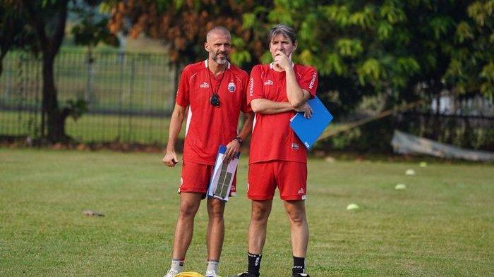 Duet duo Spanyol, Eduardo Perez dan Julio Banuelos untuk staf kepelatihan Persija Jakarta pada latihan tim di Lapangan PSAU, Jakarta Timur, Sabtu (8/6/2019).