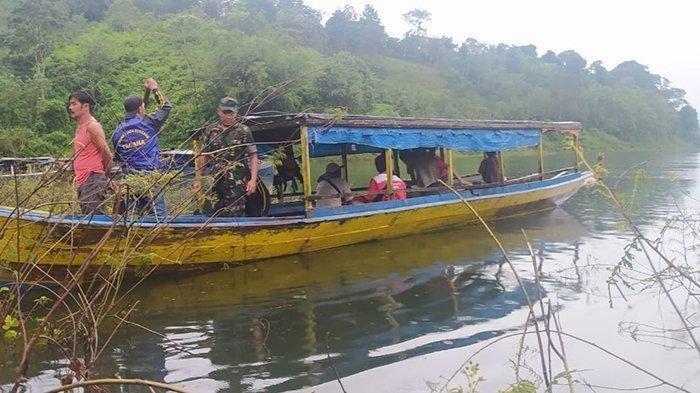 Tim gabungan dan masyarakat saat melakukan pencarian. Duka keluarga pasutri tenggelam di Batu Tegi Tanggamus.