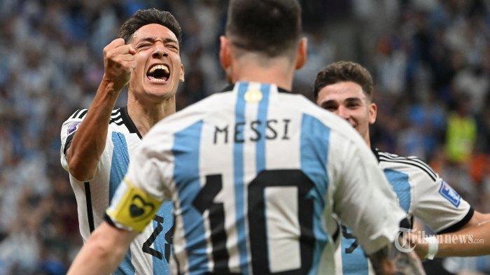 Bek Argentina Nahuel Molina merayakan dengan pemain depan Argentina Lionel Messi setelah mencetak gol pertama timnya selama pertandingan sepak bola perempat final Piala Dunia Qatar 2022 antara Belanda dan Argentina di Stadion Lusail, utara Doha, pada 9 Desember 2022.