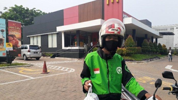 Eka Setiawan, driver ojol di McDonald (McD) Ciater, Serpong, Tangerang Selatan (Tangsel), pada Rabu (9/6/2021) siang.