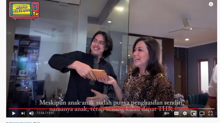El Rumi semringah diberi THR oleh ayah sambungnya, Irwan Mussry.