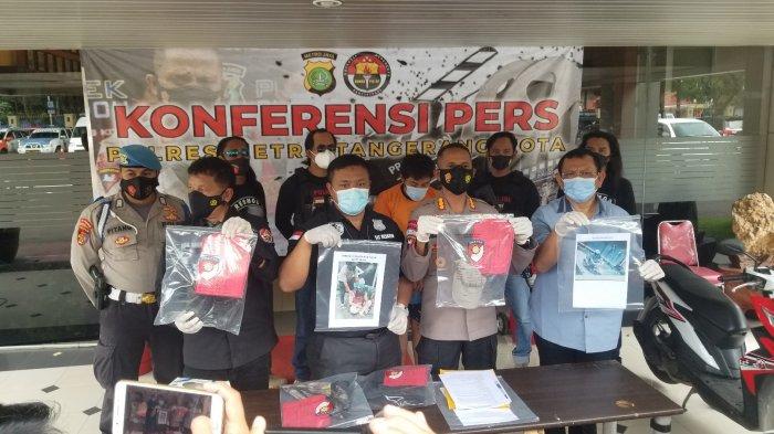 Polres Metro Tangerang Kota saat melakukan ungkap kasus pencurian dengan kekerasan yang mengakibatkan korbannya meninggal dunia, Rabu (24/2/2021).