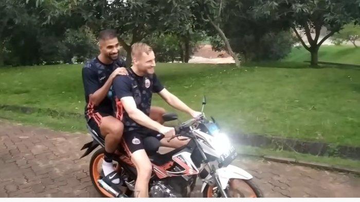 Momen Hanno Bahrens memboncengi Yusuf Helal dengan motor di tempat latihan Persija Jakarta.