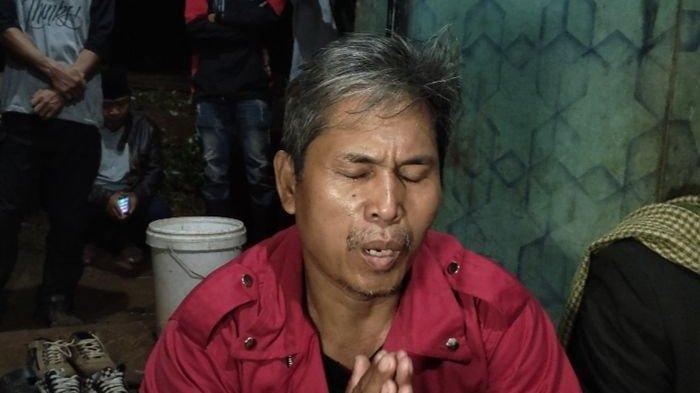 Entes Hidayatullah, ayahanda Handi, korban tabrak lari di Nagreg saat diwawancarai di kediamannya di Kampung Cijolang, Desa Cijolang, Kecamatan Limbangan, Kabupaten Garut, Minggu (19/12/2021).