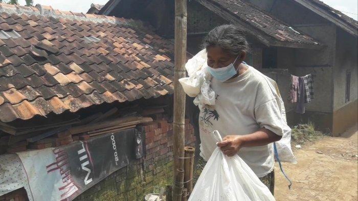 Erni Marliana (61) istri seorang pensiunan polisi memanggul karung berisi barang hasil memulung.
Artikel ini telah tayang di Tribuncirebon.com dengan judul Kisah Sedih Istri Pensiunan Polisi yang Jadi Pemulung di Sumedang, Pernah Hanya Dapat Uang Rp 2 Ribu, https://cirebon.tribunnews.com/2021/04/09/kisah-sedih-istri-pensiunan-polisi-yang-jadi-pemulung-di-sumedang-pernah-hanya-dapat-uang-rp-2-ribu?page=all.
Editor: Machmud Mubarok