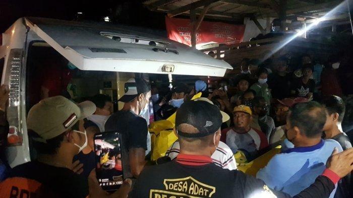 Beberapa warga saat mengevakuasi jenazah IMDHA (11) asal Banjar Busana Kaja, Desa Baha, Mengwi, Badung pada Kamis 22 Juli 2021