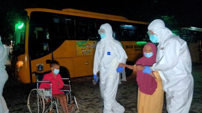 Awak bus sekolah saat proses evakuasi 66 lansia penghuni Panti Sosial Tresna Werdha Budi Mulia 2, Cengkareng, Jakarta Barat, Senin (21/12/2020)