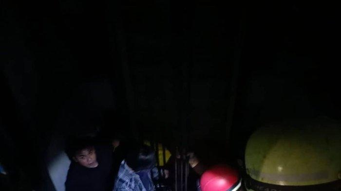 Evakuasi pengunjung mal yang terjebak di dalam lift daerah Bekasi Timur, Kota Bekasi.