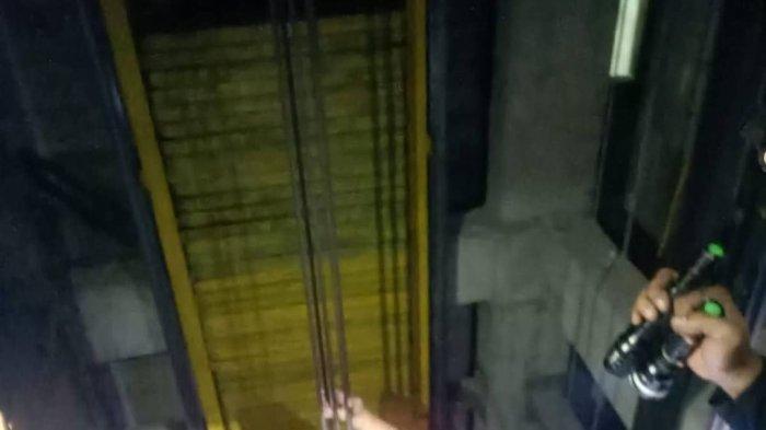 Evakuasi pengunjung mal yang terjebak di dalam lift daerah Bekasi Timur, Kota Bekasi.