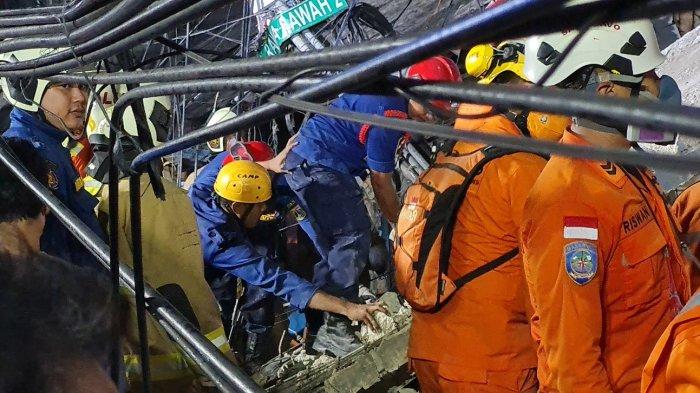 Suasana ambruknya bangunan di Jalan Kp Rawa Sawah II, Johar Baru, Jakarta Pusat pada Kamis (28/7/2022).