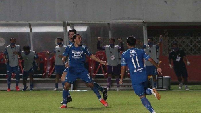 Selebrasi Ezra Walian setelah membobol gawang Persebaya Surabaya di 8 besar Piala Menpora 2021 di Stadion Maguwoharjo, Sleman, Minggu (11/4/2021).