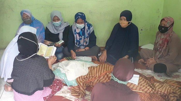 Jerit tangis warnai persemayaman almarhum Farhan (9), di rumah duka di Jalan Haji Joan, Kelurahan Pondok Karya, Pondok Aren, Tangerang Selatan (Tangsel), Senin (22/2/2021).