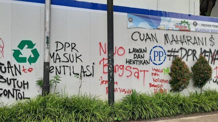 Fasilitas umum rusak imbas Demo Tolak UU Cipta Karya di Jakarta Pusat