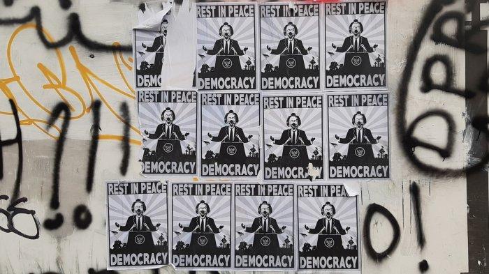 Fasilitas umum hingga dinding perkantoran rusak imbas demo tolak UU Cipta Kerja di Jakarta Pusat