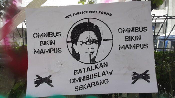 Fasilitas umum hingga dinding perkantoran rusak imbas demo tolak UU Cipta Kerja di Jakarta Pusat