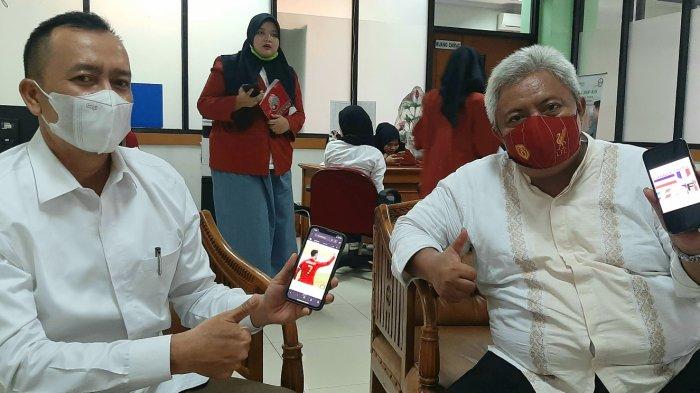 Camat Gambir Fauzi (kiri) dan Sekretaris Camat Gambir Eddy Suprianto berbicara soal jagoan Euro 2020, di Kecamatan Gambir, Jakarta Pusat, Jumat (11/6/2021).